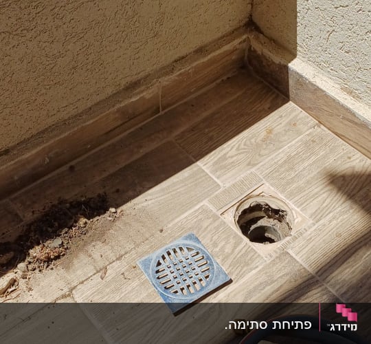 תמונה של רצפה עם חור וניקוז